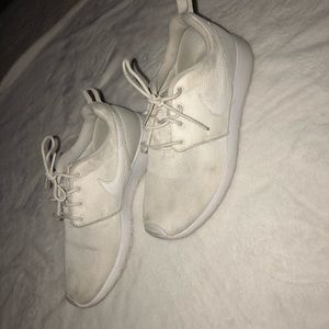 White nike roshes